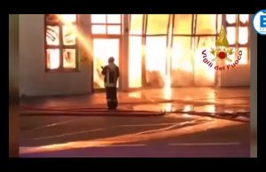 Spento il rogo alla Sil di Lumezzane: le immagini dell’incendio