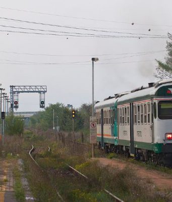Incidente sulla linea Brescia-Parma: motrice centra frigo e transenna