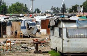 Spari e fiamme nel campo Rom di via Orzinuovi: quattro auto bruciate