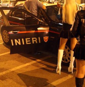 Sigilli al centro massaggi, quattro persone nei guai per sfruttamento della prostituzione