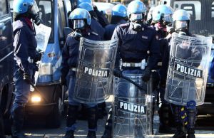 Scontri Ultras-Polizia a Foggia: un tifoso biancoazzurro ferito alla testa