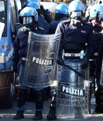 Scontri Ultras-Polizia a Foggia: un tifoso biancoazzurro ferito alla testa