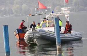 Moniga, esperto skipper cade nel lago e sparisce: ricerche in corso