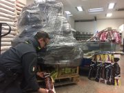 Ritirata merce illecita pronta per essere venduta: nei guai market cinese