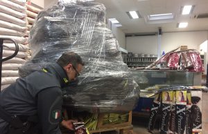 Ritirata merce illecita pronta per essere venduta: nei guai market cinese