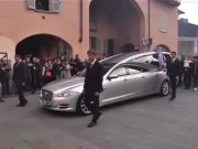 Un lungo commosso applauso e cori per l’ultimo saluto a Emiliano Mondonico