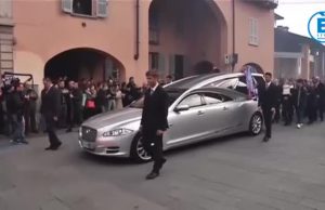 Un lungo commosso applauso e cori per l’ultimo saluto a Emiliano Mondonico