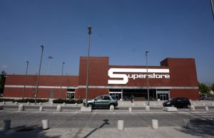 Spray urticante all’Esselunga di via Milano: alcune persone intossicate