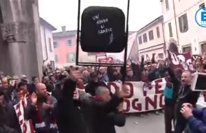 L’addio a Mondonico, i cori dei tifosi, e “quella sedia alzata”