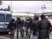 I tifosi della Cremonese arrivano al Rigamonti. Imponente lo schieramento di Polizia