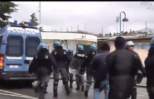 I tifosi della Cremonese arrivano al Rigamonti. Imponente lo schieramento di Polizia