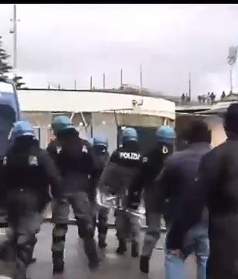 I tifosi della Cremonese arrivano al Rigamonti. Imponente lo schieramento di Polizia