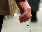 Ruba lo champagne e minaccia il personale con una siringa