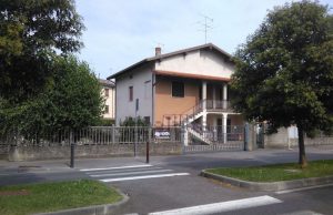 40enne investita mentre attraversa la strada: in ospedale