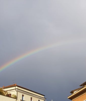 L’arcobaleno splende sulla città: dopo la pioggia ecco i colori dell’iride