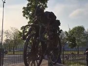 “Pistard” , l’omaggio al Giro d’Italia ad Iseo