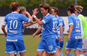 Calcio, anche le donne diventano professioniste