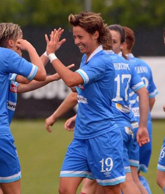 Calcio, anche le donne diventano professioniste