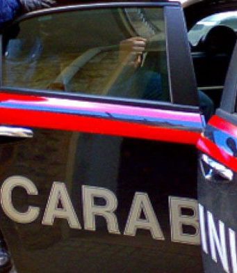 Rubavano bibite e merendine dai distributori automatici, arrestati