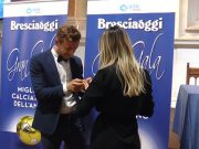 Vince il Pallone d’Oro e chiede la mano della fidanzata: “Mi vuoi sposare?”