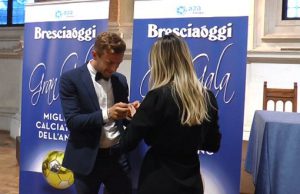 Vince il Pallone d’Oro e chiede la mano della fidanzata: “Mi vuoi sposare?”