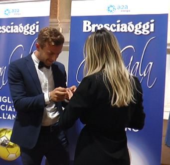 Vince il Pallone d’Oro e chiede la mano della fidanzata: “Mi vuoi sposare?”