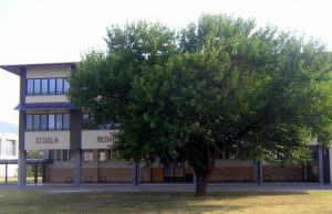 Vandali alle medie di Prevalle, imbrattati aule e corridoi