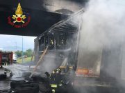 Fiamme in tangenziale ovest, tir prende fuoco all’altezza di via Rose