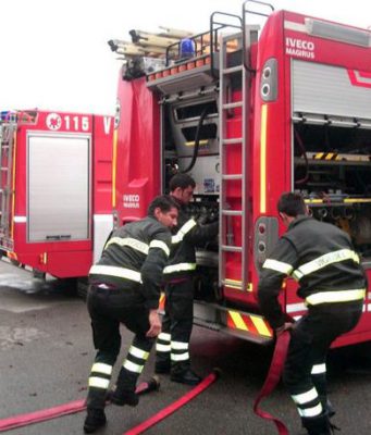 Incendio in un’abitazione di Lumezzane, tre squadre dei Vigili del Fuoco al lavoro
