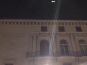 Festa della Musica, dal suo attico annaffia i partecipanti. Insulti e ironia. IL VIDEO