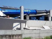 Salvi per miracolo i due operai feriti dal ribaltamento di una gru