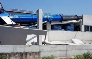 Salvi per miracolo i due operai feriti dal ribaltamento di una gru