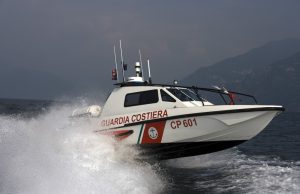 Si sente male e rischia di annegare nel Lago di Garda: salvo un 63enne