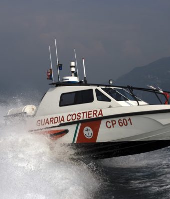 Turisti in balia delle onde sul Garda salvati dalla Guardia Costiera