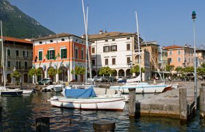 Nudi nel lago per festeggiare il fidanzamento, denunciati per atti osceni