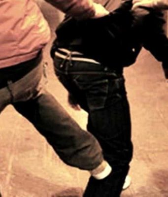 Rissa in pieno centro a Brescia, giovane accoltellato