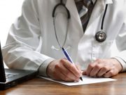 Mette il “like” su Facebook contro i vaccini: medico di base lo ricusa
