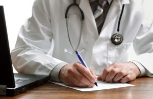 Mette il “like” su Facebook contro i vaccini: medico di base lo ricusa