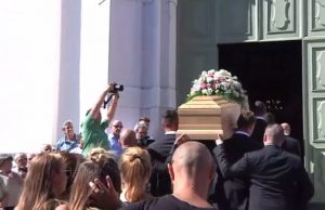 L’ultimo saluto a Manuela Bailo: lacrime e rabbia a Nave