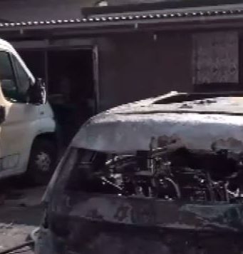 Minaccia armato i parenti, brucia due macchine e fugge: fermato dai Carabinieri (video)