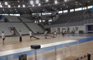 PalaLeonessa: le immagini esclusive della posa del parquet con ospite speciale