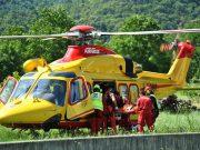 La scala scivola mentre raccoglie le ciliegie, morto 76enne