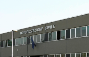 Esame della patente con il cellulare: denunciati due candidati