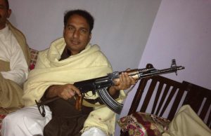 Si candida consigliere di quartiere ma compaiono foto con fucile