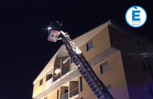 Maltempo, volano le lamiere dal tetto di una palazzina a San Polo