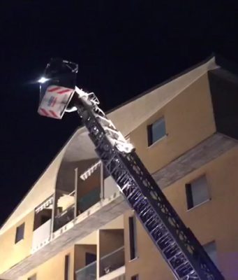 Maltempo, volano le lamiere dal tetto di una palazzina a San Polo