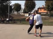 Coccaglio, la protesta per la rimozione dei canestri al campo Marcolini