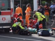 Evita una macchina ma finisce contro un camion: grave ciclista in via Corsica