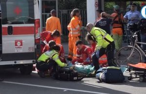 Evita una macchina ma finisce contro un camion: grave ciclista in via Corsica