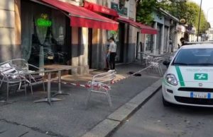 Auto impazzita travolge una donna in un bar di via Milano (video)